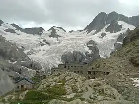 Le refuge de la Pilatte et glaciers.