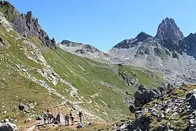 Le refuge de Presset et le col du Grand Fond au pied de l'aiguille de la Nova depuis le col du Bresson au sud-ouest.