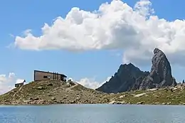 De gauche à droite, le refuge de Presset, le roc de la Charbonnière et la Pierra Menta vus du nord-est, depuis le lac de Presset au nord-est.