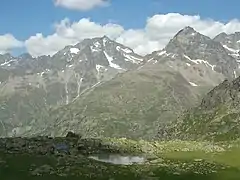 Refuge de Vallonpierre et son lac. Au fond le pic des Aupillous (3 505 m) à gauche et à droite le pic Jocelme (3 458 m)