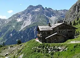 Les dents de la Portetta depuis le refuge des Barmettes sur les hauteurs de Pralognan-la-Vanoise à l'est.