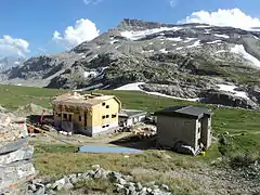 Le refuge du col de la Vanoise en août 2013, lors de la construction d'un troisième bâtiment, avec la pointe de la Rechasse en arrière-plan.