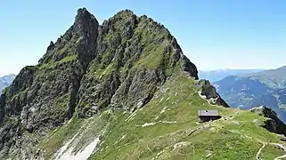Vue du refuge au pied de la pointe de la Vuzelle (2 574 m).