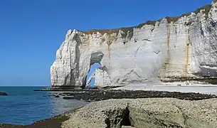 Les falaises à Étretat en regardant depuis la Manneporte. Juillet 2019.