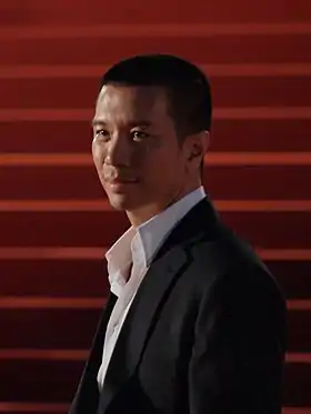 Reggie Lee interprète Drew Wu.