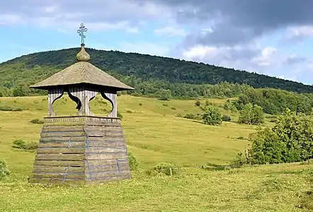 Clocher-tour en bois au village de Regietów, Uście Gorlickie (gmina), Pologne. Juillet 2016.