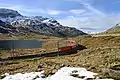 Le train longeant le Lago Bianco, dans les Grisons.