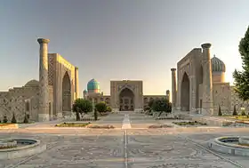 Deux des trois madrasas du Régistan à  Samarcande (Ouzbékistan).