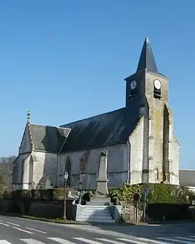 L'église et le monument aux morts.