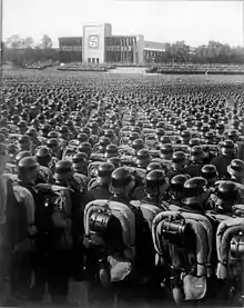 Photo noir et blanc montrant des milliers de paramilitaires allemands, en uniforme et casqués, en train d’assister à un congrès du parti nazi, le 11 septembre 1935 à Nuremberg.