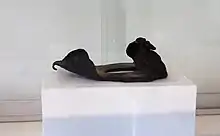 Vue d'une sandale métallique posée sur un socle