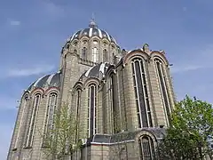 Chevet et flanc droit de la basilique.