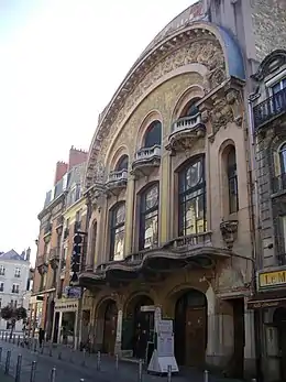 La façade du cinéma-opéra