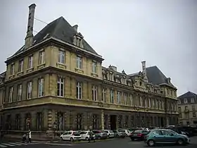 Hôtel de Ville, façade grosse écritoire.