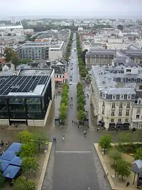 La place, vers la médiathèque, la rue Libergier, la Vesle.