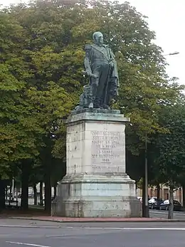 Statue à Reims.