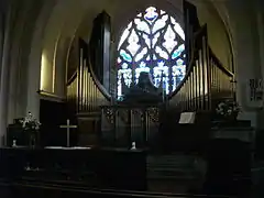 Autel et grand-orgue.