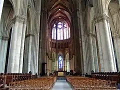 Intérieur de la cathédrale, vers le chœur. L'autel principal et à gauche la cathèdre.