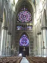 Double rosace de la cathédrale de Reims, typique de l'art de la lumière du gothique.