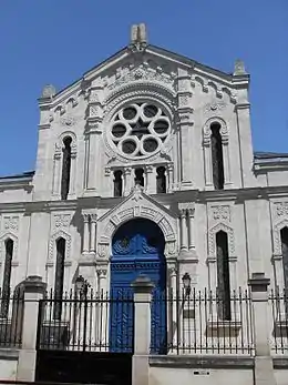 Façade sur rue de la synagogue ;