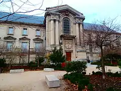 La façade sur la place Luçon,