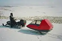 Photo d'une motoneige avec une remorque.