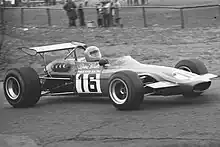 Photographie en noir et blanc d'une Formule 2, vue de trois-quarts, sur une piste, dans son ensemble.