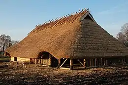 Reconstruction d'une maison de la culture de Wielbark (100–400 de notre ère) à Masłomęcz
