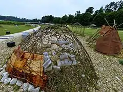 Reconstitution d'habitats du Paléolithique.