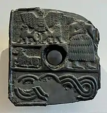 Fragment de bas-relief en pierre noire figurant plusieurs personnages.