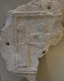 Stèle fragmentaire représentant une scène de présentation de Gudea, conduit par Ningishzida. Musée du Louvre.