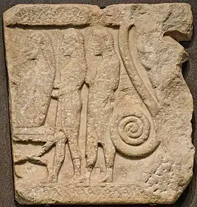 Agamemnon, Talthybios et Épéios, bas-relief de Samothrace (scène d'initiation d'Agamemnon aux mystères ?), v. 560 av. J.-C., musée du Louvre (Ma 697)