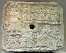 Le roi bâtisseur : relief votif perforé d'Ur-Nanshe de Lagash, commémorant la construction d'un temple. V. 2500 av. J.-C. Musée du Louvre.