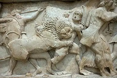 Gigantomachie: Apollon et Artémis luttent contre les géants. Géant attaqué par un lion.