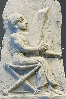 Harpiste, relief estampé en terre cuite. Musée du Louvre.