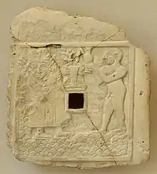 Bas-relief votif perforé représentant une scène de libation devant une déesse, musée du Louvre.