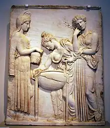 Médée et les Peliades autour d'un trépied (relief de 1828 d'après un original grec du Ve siècle av. J.-C.).