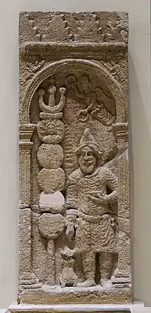 Relief de victoire de Sanatruq I. Il utilise un petit autel à ses pieds.