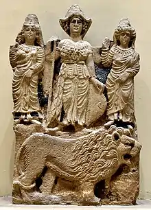 La déesse Allat accompagnée des déesses Manat et Al-Uzza, Hatra. IIe siècle apr. J.-C., Musée national d'Irak.
