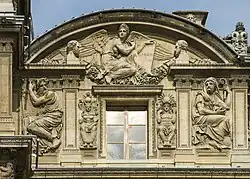 Reliefs dans la cour carrée du Louvre à droite du pavillon de l'Horloge en haut. En haut, la Loi. À gauche, Moïse et Isis. À droite, Manco Capac et Numa Pompilius.