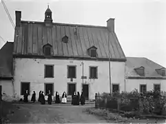 Devant la maison, 1946.