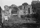 Photographie ancienne en noir et blanc des ruines d'un monastère.