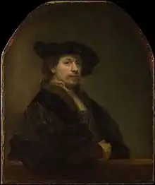 Peinture en couleurs. Tableau dont le format est arrondi sur la partie supérieure. Un homme pose avec un chapeau et un manteau élégants, le coude sur une rembarde.