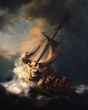 Peinture d'une petite embarcation à voile, prise dans une tempête au milieu d'une mer agitée. Au côté d'un ciel sombre, plusieurs personnes s'agitent pour tenter de redresser le navire, sur lequel se trouve le Christ, qui apparaît calme, entouré de plusieurs personnes.