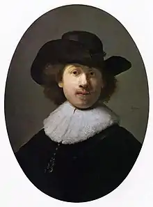 Peinture en couleurs dans un ovale. Un jeune homme très élégant porte un chapeau noir et un manteau noir avec un grand col blanc à dentelles.