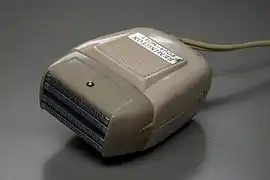 Un rasoir électrique Remington.