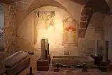 La crypte avec les sarcophages et les fresques.