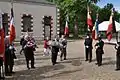 Remise de gerbes devant les plaques commémoratives.