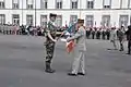 Le lieutenant-colonel Patrick Dirant, dernier chef de corps du 42e régiment de transmissions à Laval le 26 mai 2011, remet l'emblème de son régiment au général de corps d'armée Hervé Charpentier, commandant des forces terrestres.« À la postérité, notre prestigieux régiment lègue son nom, son histoire, son emblème », a déclaré ce dernier.