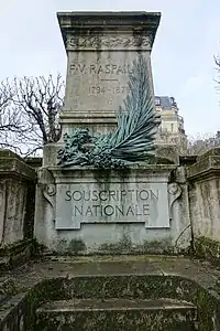 Piédestal vide du monument à François-Vincent Raspail dans le square Jacques-Antoine à Paris.
